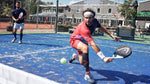 Uriël Maarsen in motion on a padelcourt reaching for the ball.