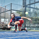 Uriel Maarsen kneeling while looking at the padel ball.