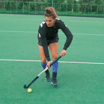 Frédérique Matla wearing black clothes on a hockey field.