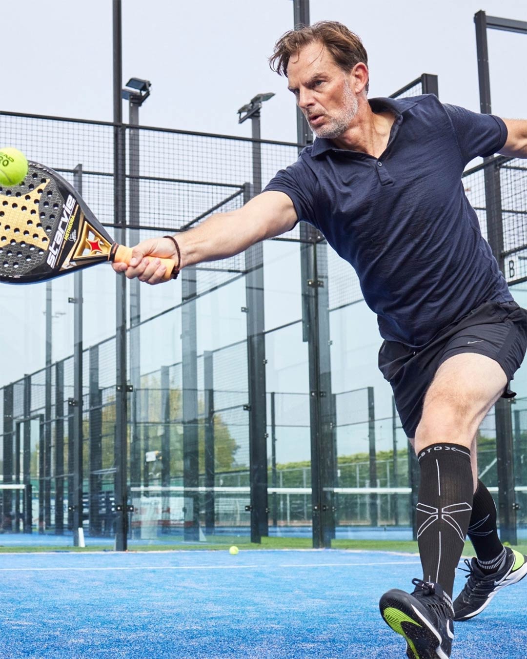 Ronald de Boer in motion while on a padel court.