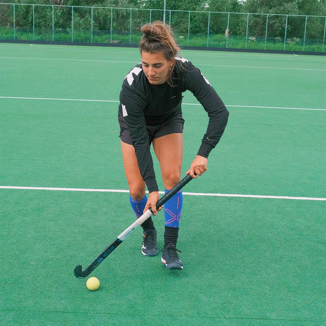 Frédérique Matla wearing black clothes on a hockey field.