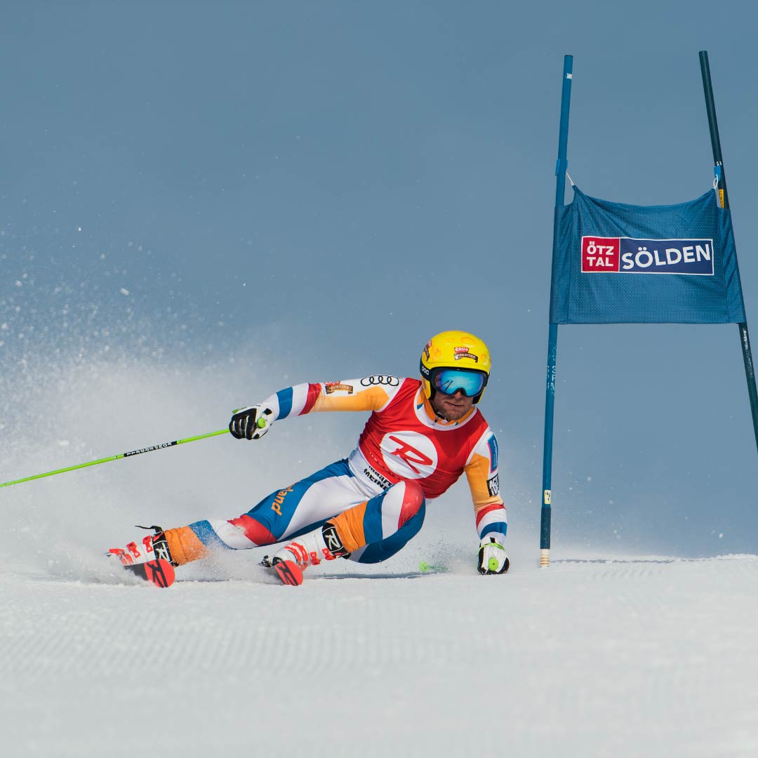 Maarten Meiners skiing quickly down the slopes. 