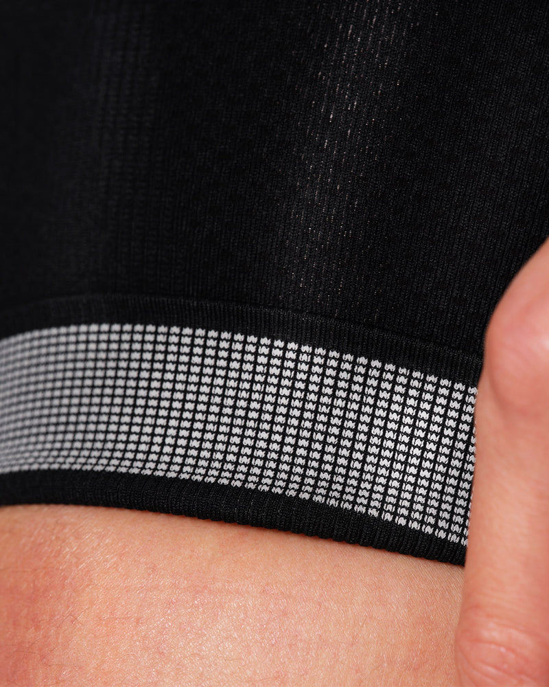Silikon-Grip am Beinabschluss hält die Shorts an Ort und Stelle