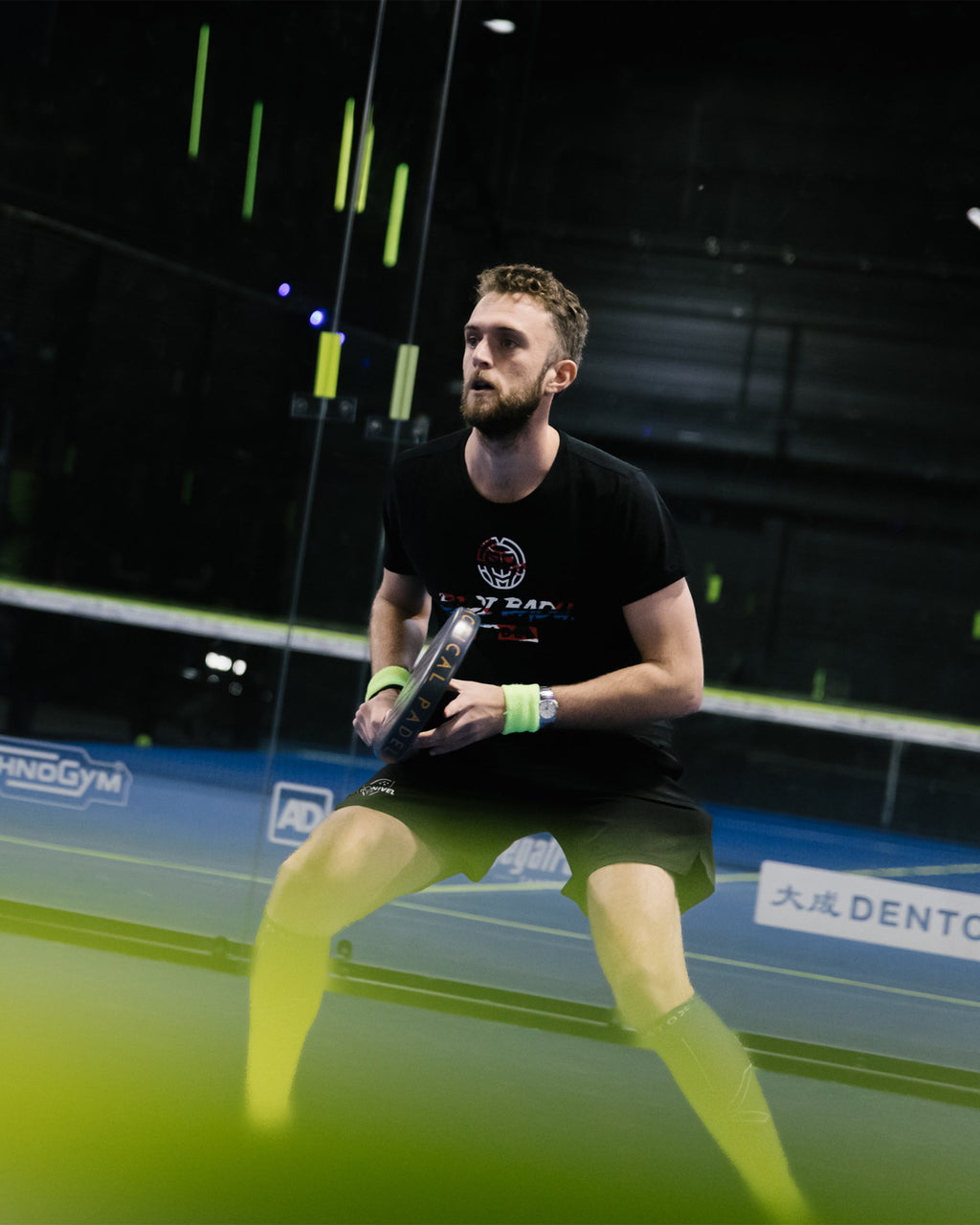 Sporter in action playing padel.