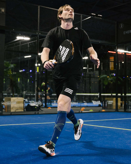 Sporter playing padel.